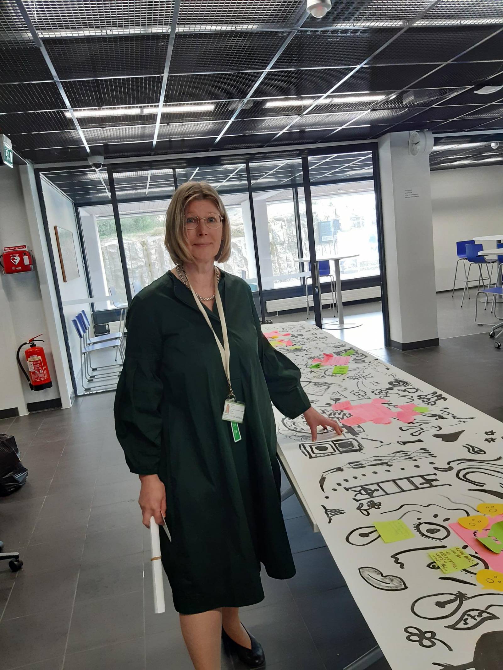 Anne Vaahtio NILA-valmennuspäivänä yhteisen työn äärellä.