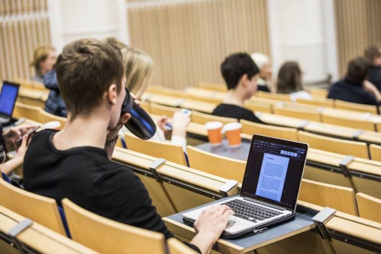 Opiskelija luennolla