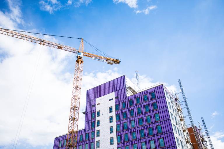 Korkea rakennus, jonka vieressä on nosturi.