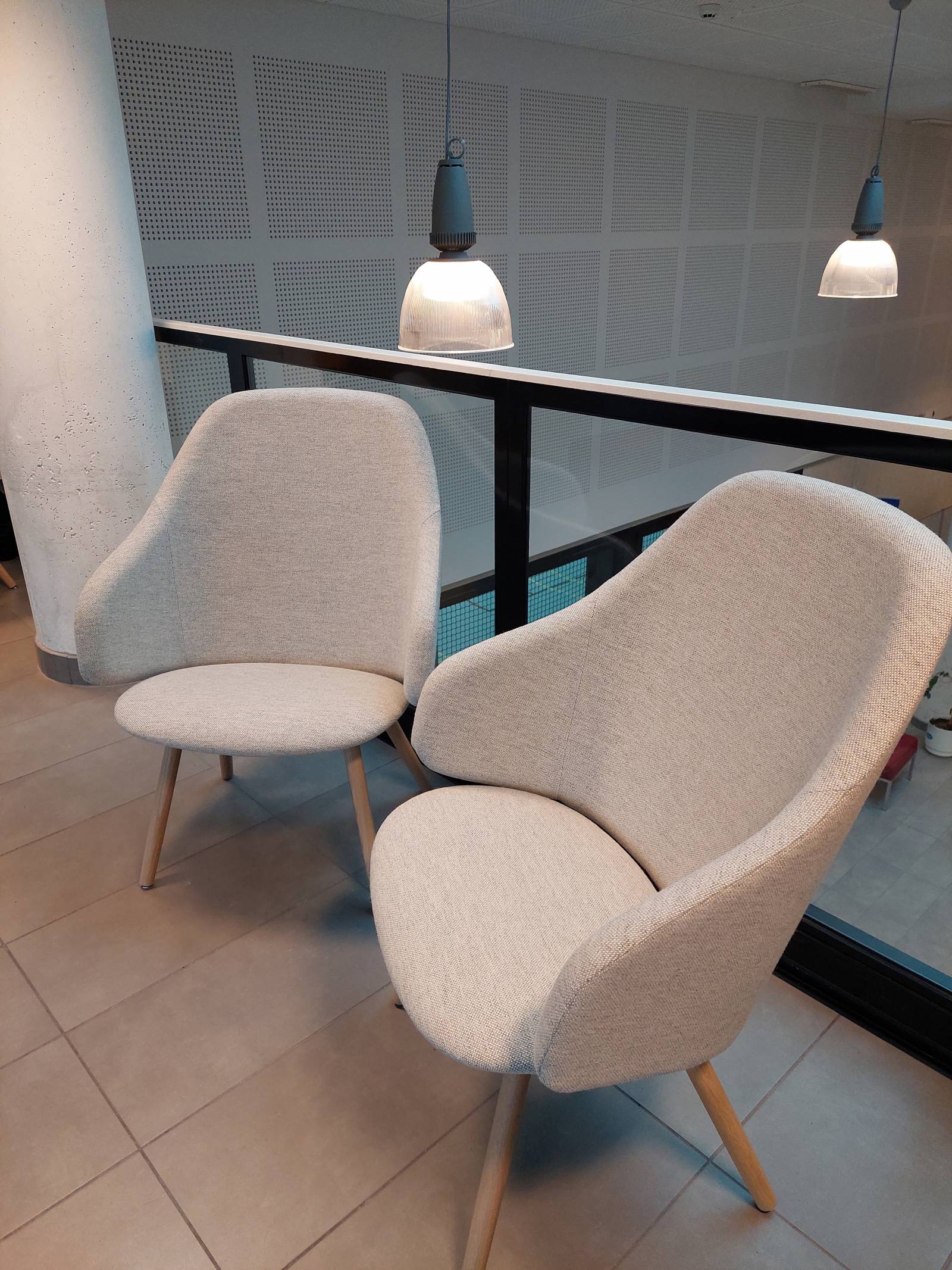 Kuva, jossa kaksi vaaleaa tuolia puujaloilla.