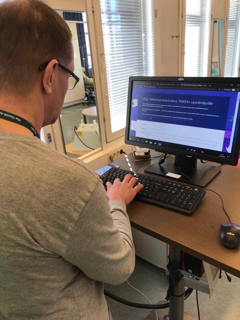 Opiskelija täyttää läppärillä matemaattisten taitojen kartoituslomaketta.