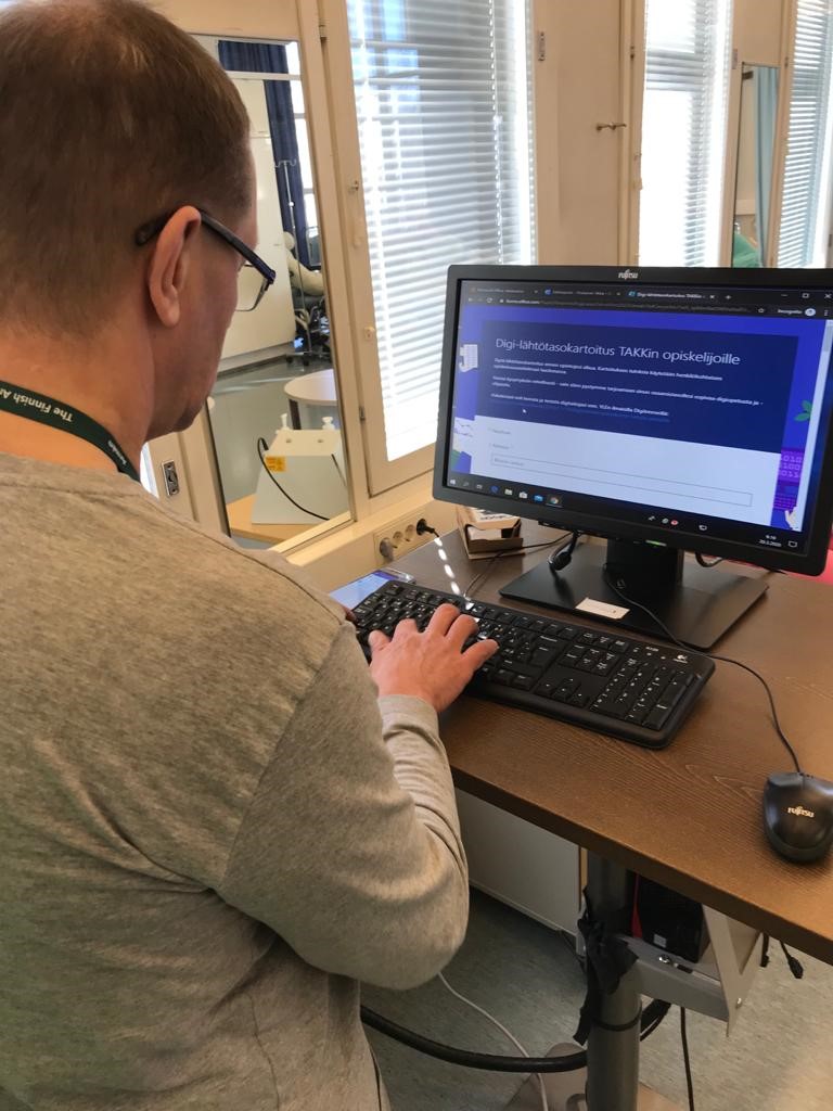 Opiskelija täyttää läppärillä matemaattisten taitojen kartoituslomaketta.