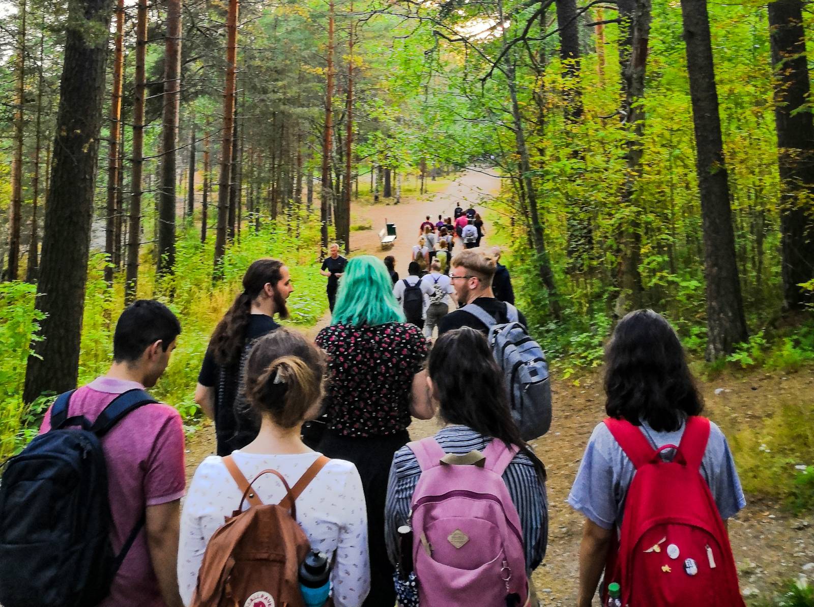 Opiskelijoita metsäretkellä