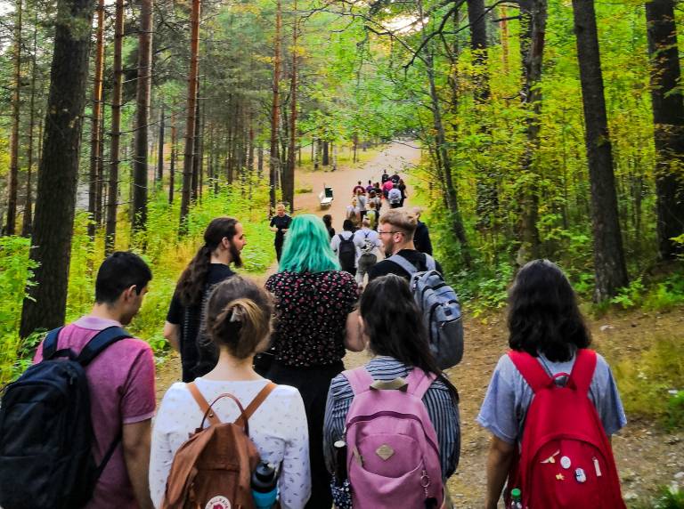 Opiskelijoita metsäretkellä