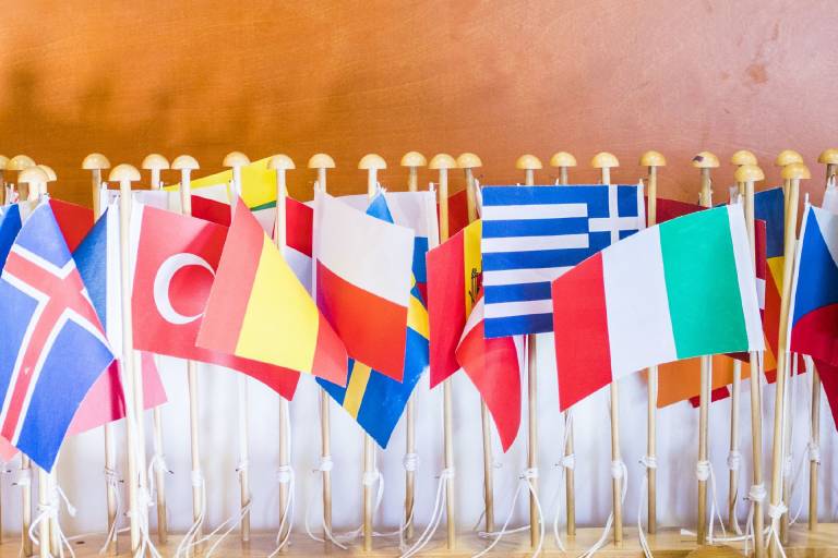 Eri maiden lippuja pöydällä.