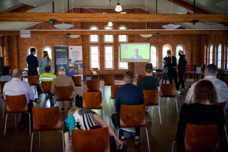 Seminaarityöskentelyä Tehdassaaressa