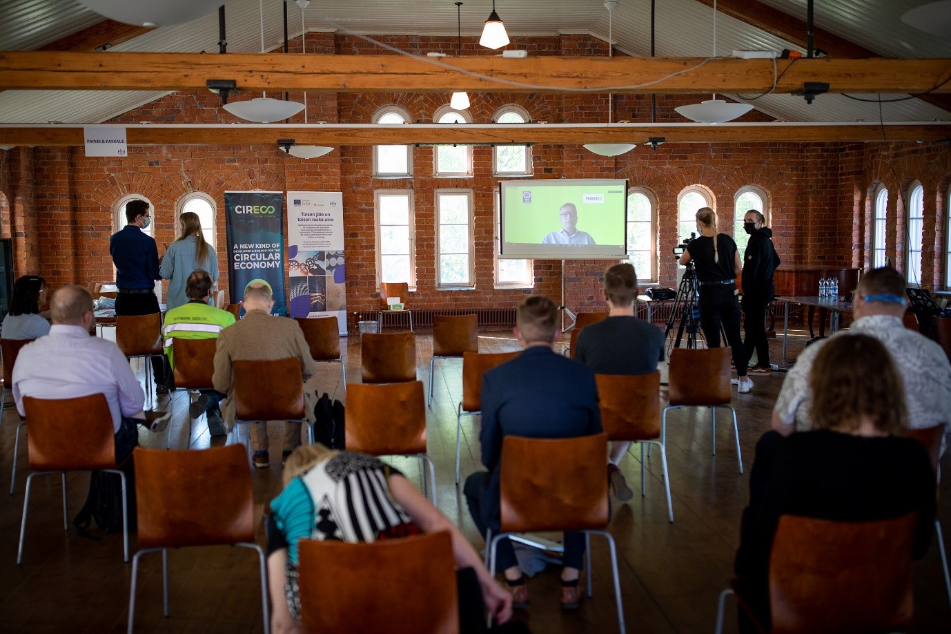 Seminaarityöskentelyä Tehdassaaressa