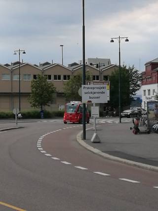 Oslon robottibussi saapumassa pysäkille