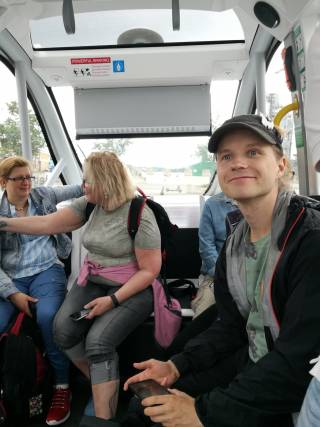 Robottibussin matkustajia hymyilyttää