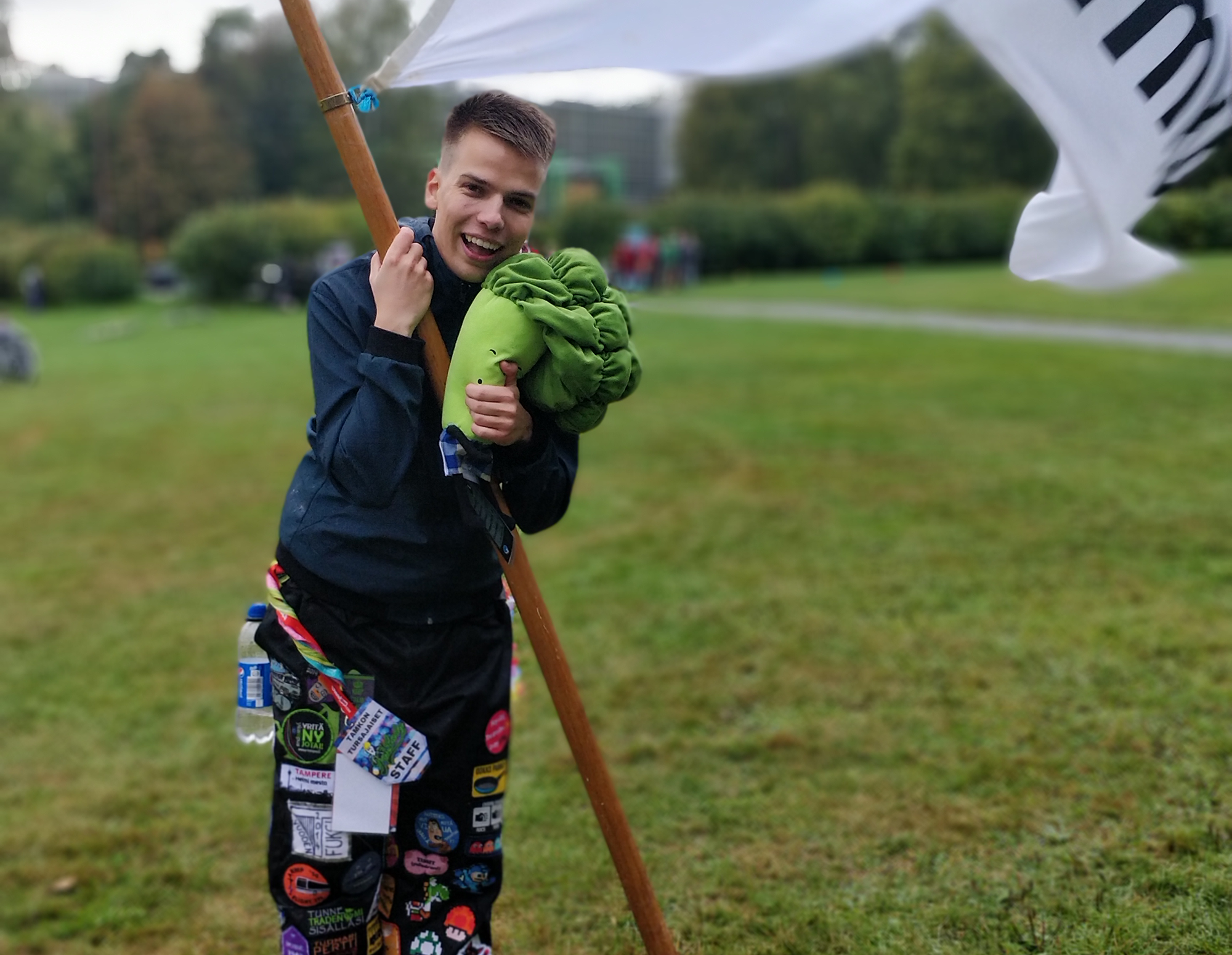 Kuvassa opiskelijahaalareihin pukeutuneena opiskelija Joni Mettälä