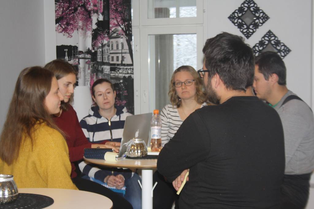 Opiskelijat tekevät ryhmätyötä.