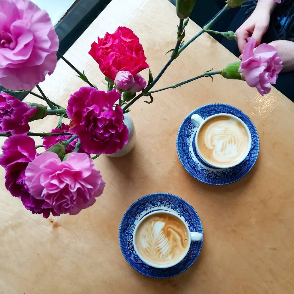 Kahvitteluhetki kahvilassa