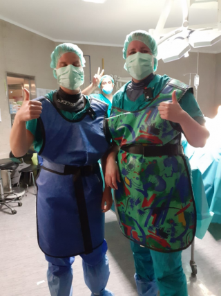 Leikkaussalissa sädesuojat päällä