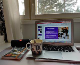 Koulutehtävien tekoa tietokoneella