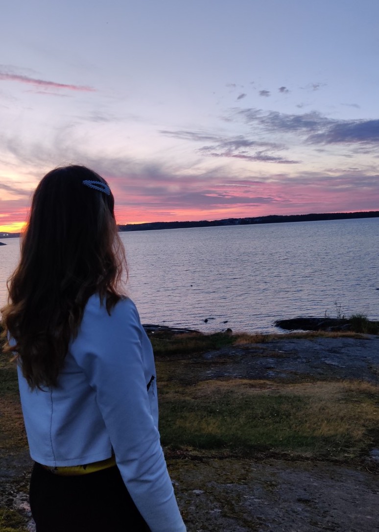 Sohvi Elianderin rannalla auringon laskiessa