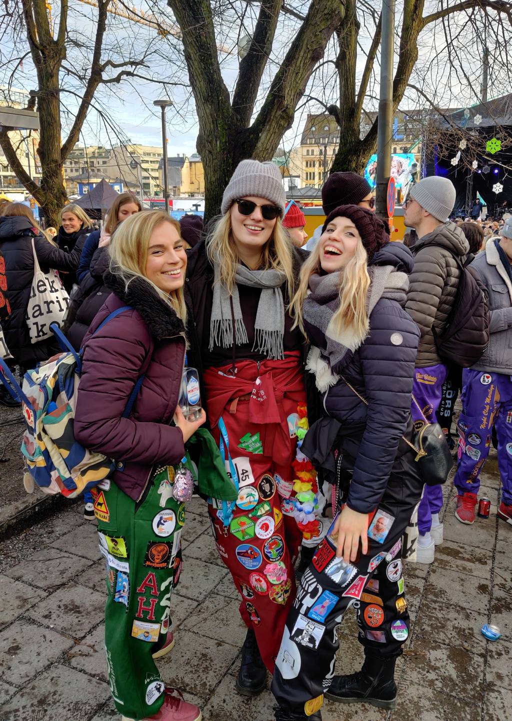 Opiskelijat tapahtumassa haalarit päällä