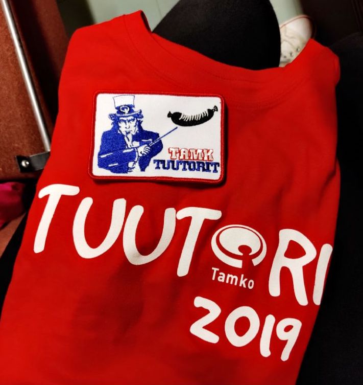 Vuoden 2019 punainen Tamkon tuutoripaita