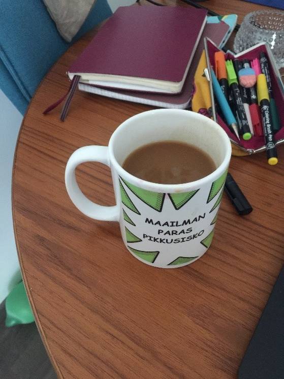 Kahvikuppi tekstillä "Maailman paras pikkusisko"