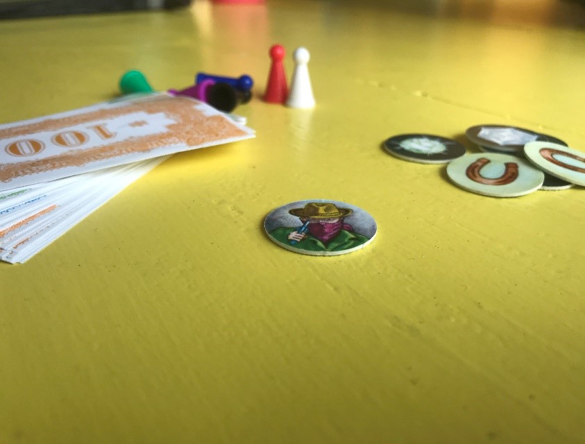 Pelinappuloita ja leikkirahaa.