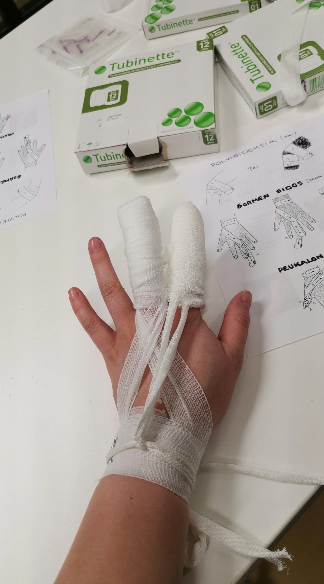 Siteeseen käärityt sormet.