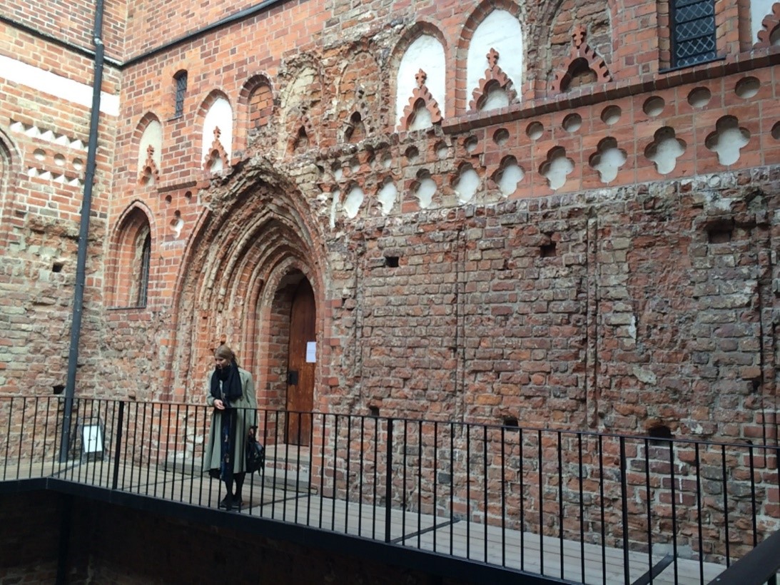 Ella ihailemassa vanhaa rakennusta.