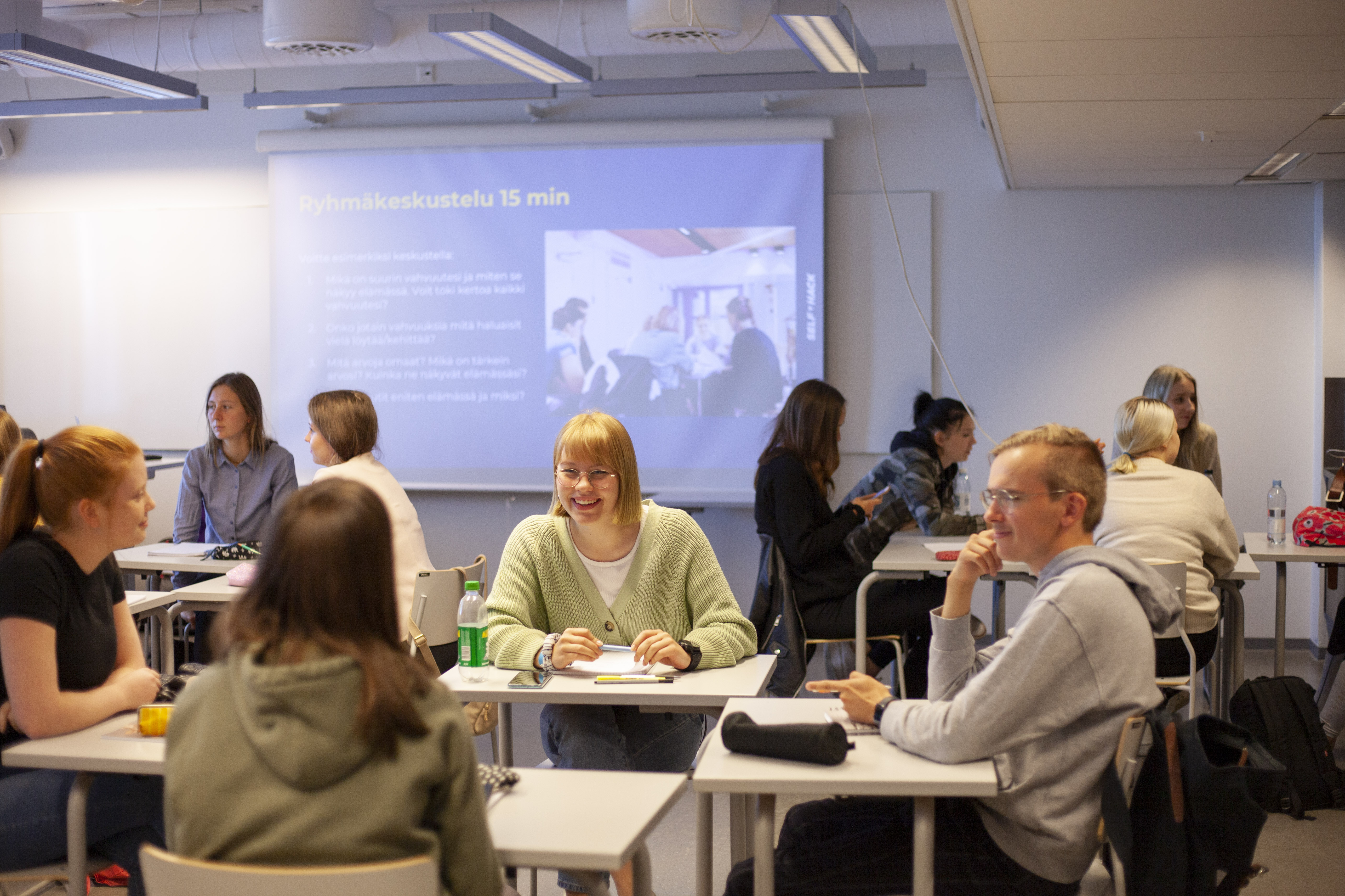 Opiskelijoiden ryhmätyöskentelytilanne luokkahuoneessa