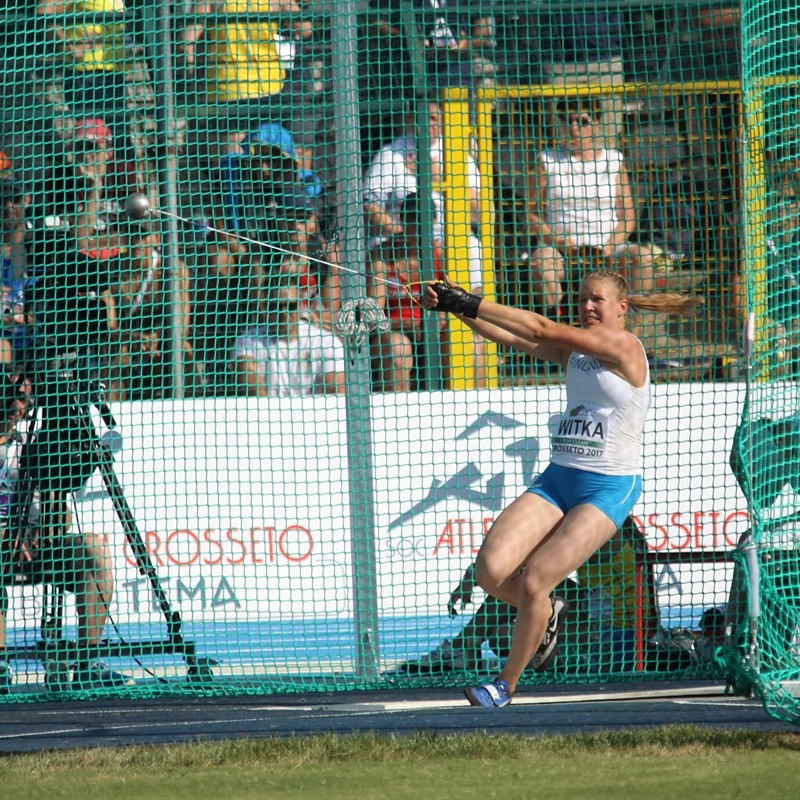 Johanna EM-kisoissa kilpailemassa moukarinheitossa.