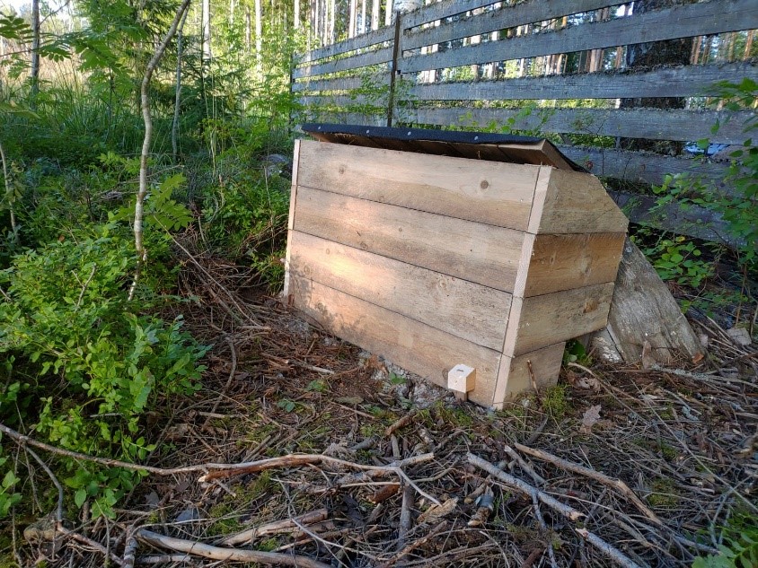 Puusta rakennettu siilin talvikoti.