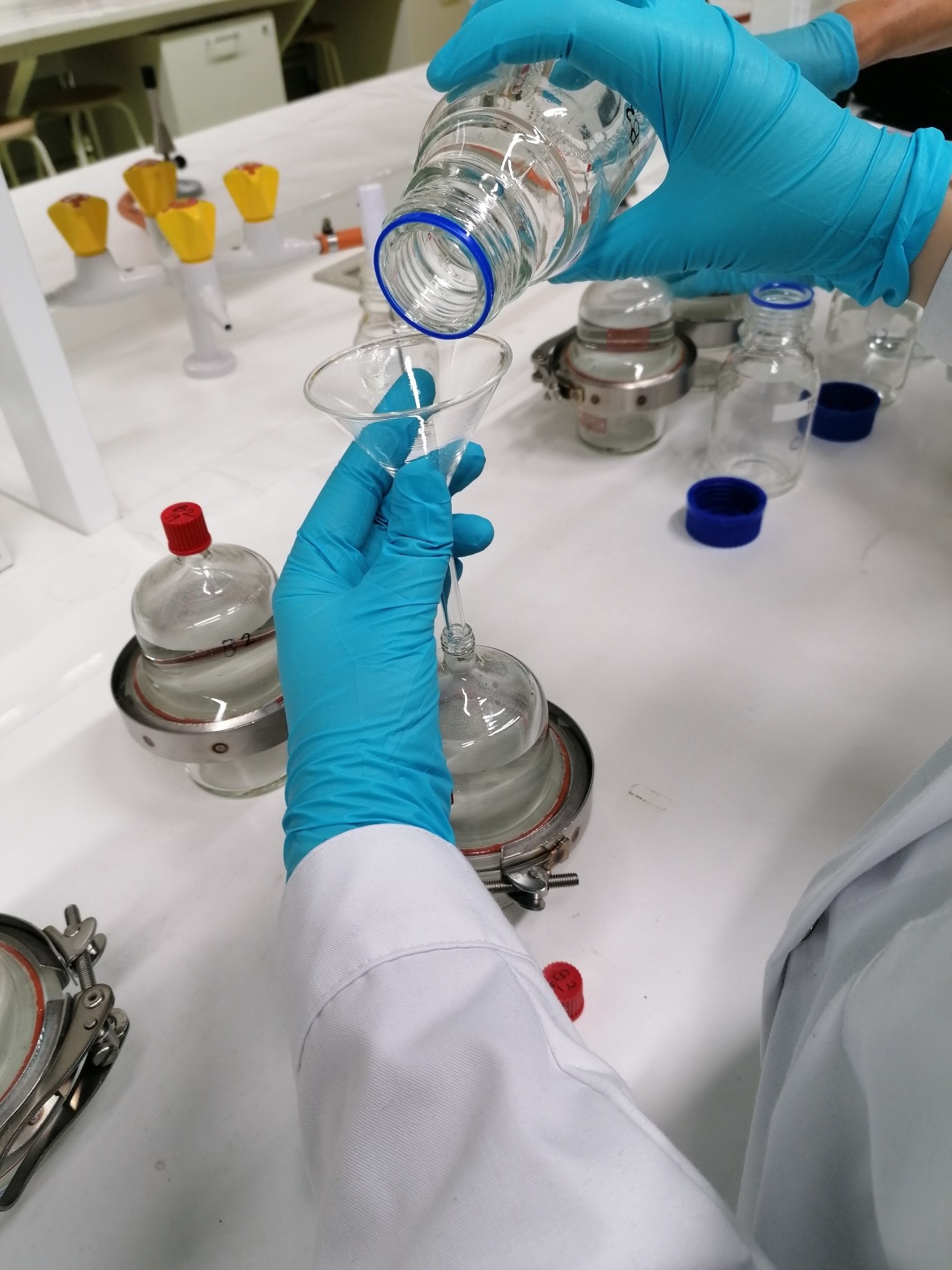 Elintarvikesimulantin lisäys migraatiokennoon.