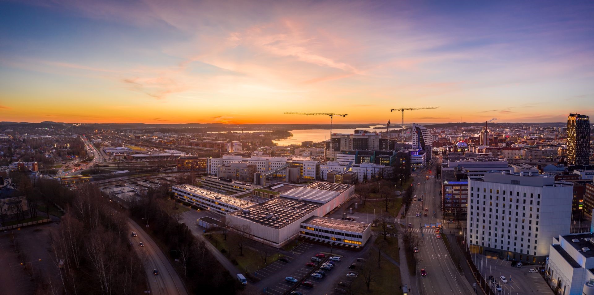 Keskustakampus ylhäältä päin auringonlaskussa.