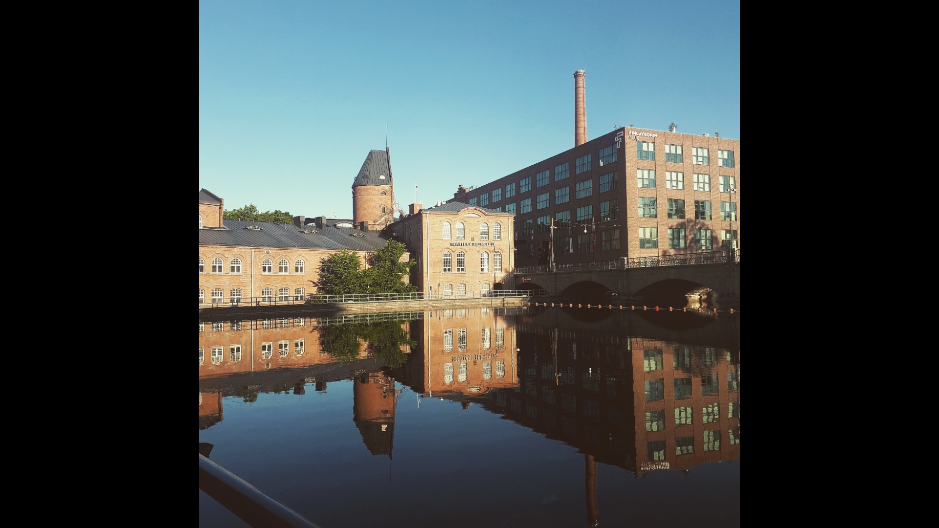 Keskustan rakennuksia ja pato Tampereella.
