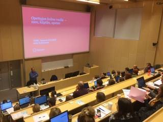 Opiskelijoita tekijänoikeusluennolla.