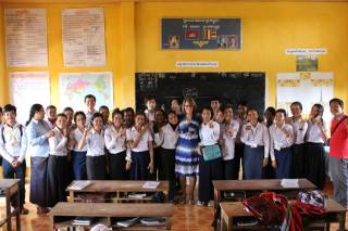 Tarja Juurakko-Koskinen Kambodzan koulussa opiskelijoiden kanssa vuonna 2016.