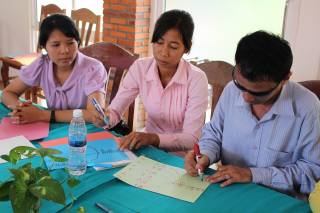 Kuvassa Kambodzan ensimmäisiä Kirkon ulkomaanavun kouluttamia opoja: Hong Sok Heng, Nam Sokunthy, Iv Vandeth. Kuvaaja Tarja Juurakko-Koskinen.