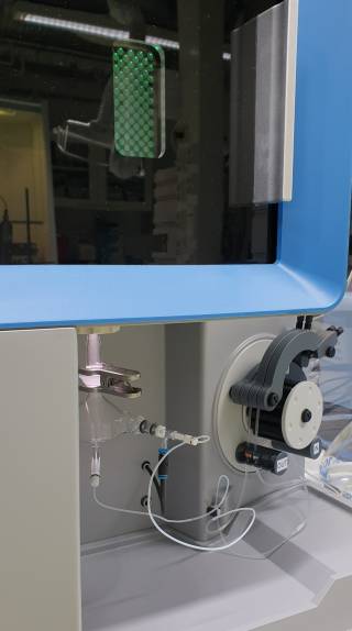 Näyte muutetaan hienojakoiseksi sumuksi ja ohjataan noin 10 000 °C:een argonplasmaan, jossa se saatetaan mitattavaan muotoon.