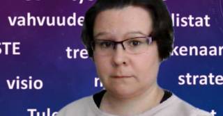 Kuva Outi Moilasesta etäopetustilanteessa.