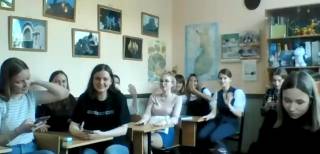 Kuva, jossa pietarilaisia opiskelijoita luokassa