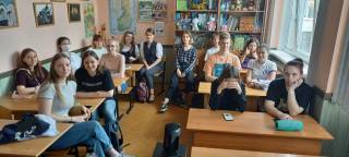 Kuva, jossa pietarilaisia opiskelijoita luokassa.