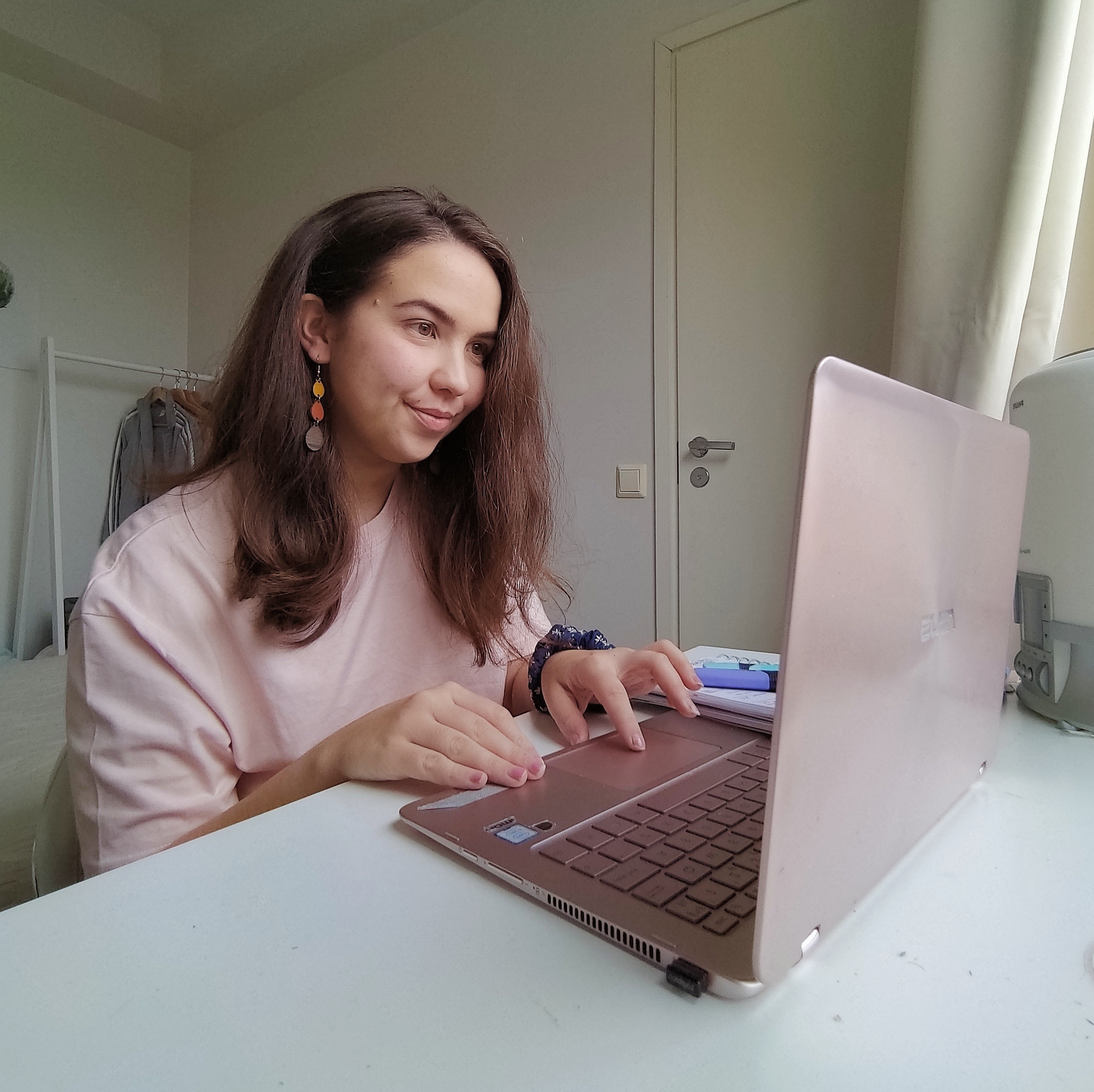 Rosa työskentelee läppärillä.