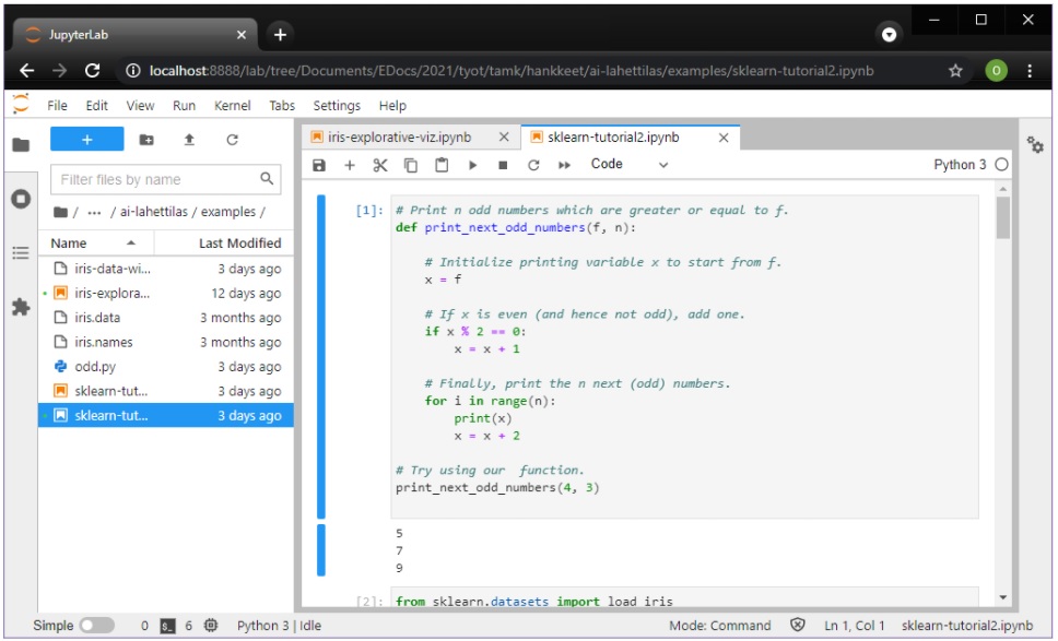 JupyterLab-työkirja avattuna Chrome-selaimeen localhost-osoitteesta. Selainikkunan sisällä toimiva JupyterLab-käyttöliittymä tarjoaa välilehdellisen ohjauspaneelin sekä monen tiedoston editointinäkymän. Sovelluksen käyttö muistuttaa tyypillistä integroitua ohjelmointikäyttöliittymää ja tarjoaa työkalut mm. hakemistojen hallintaan, työkirjojen luontiin ja työkirjojen suorittamiseen. JypterLab-menu sisältää valikot File, Edit, View, Run, Kernel, Tabs, Settings ja Help. Esimerkissä aktiivisena oleva työkirja sklearn-tutorial2.ipynb sisältää mm. yhden koodisolun ja sen tulosteen. Koodisolun sisältö on tässä edellisessä aliluvussa kuvattu ohjelmanpätkä, joka esittelee ja kokeilee funktiota nimeltä print_next_odd_numbers.