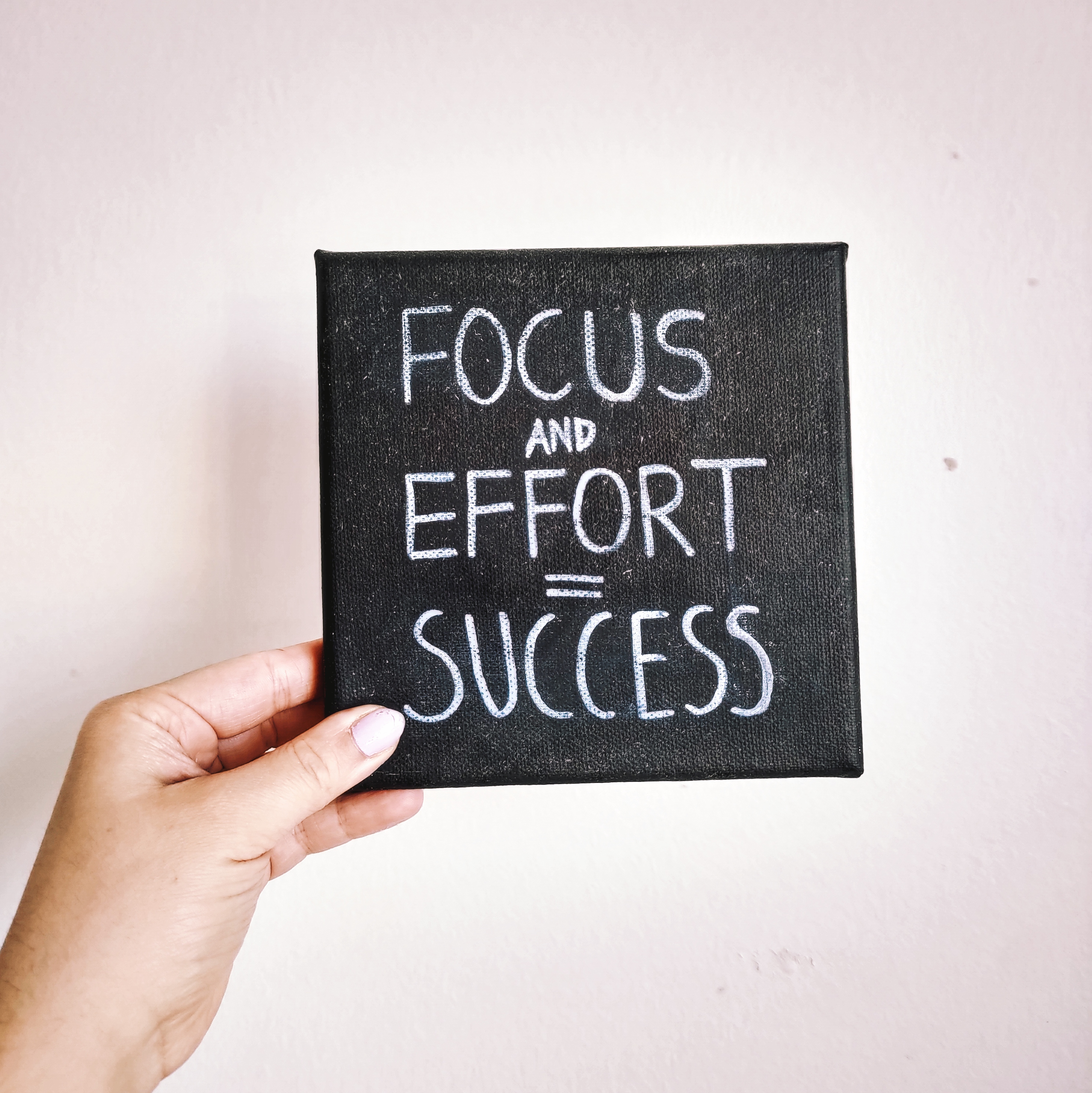 Teksti: Focus + effort = success.