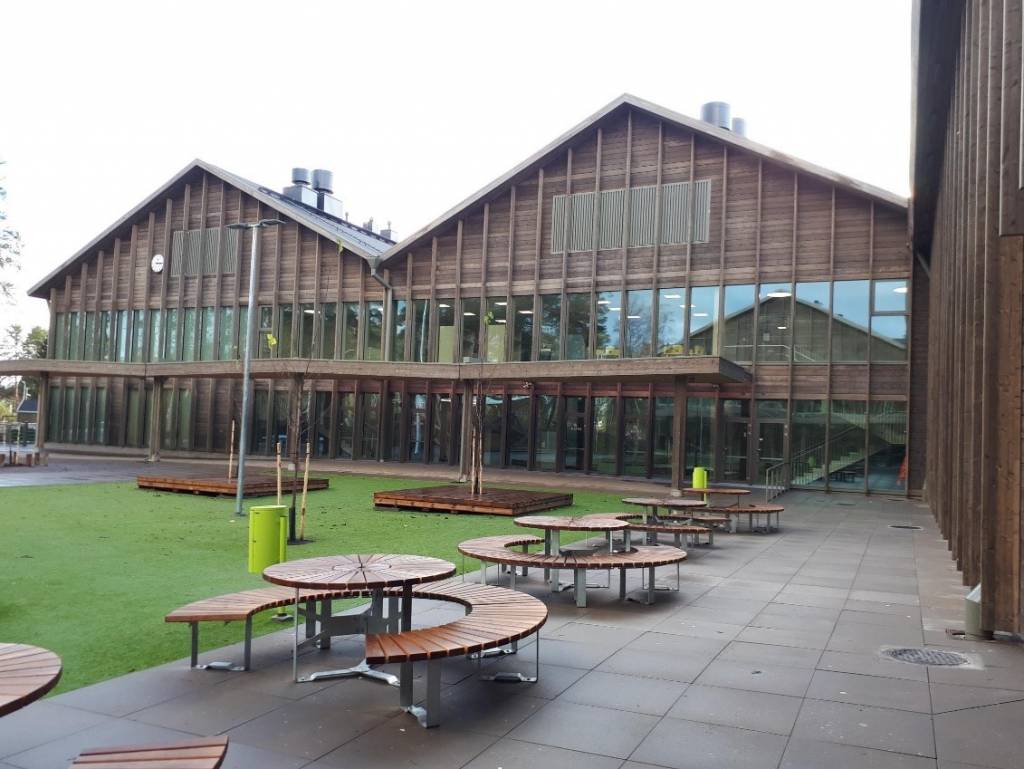 Ulkokuva Suomen suurimmasta puukoulusta, Imatran Mansikkalasta