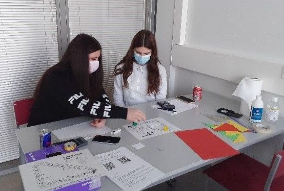 Kaksi VAAO:n opiskelijaa tekee tehtäviä pöydän äärellä.ll