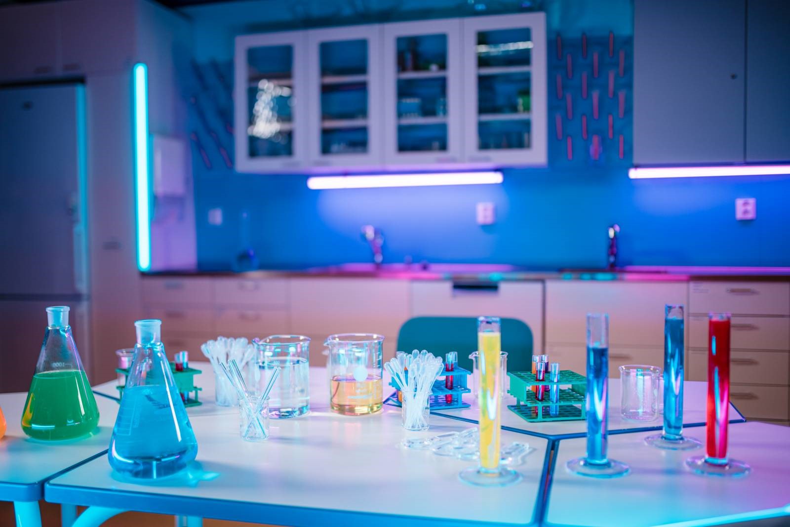 Laboratoriossa erilaisia koeputkia.