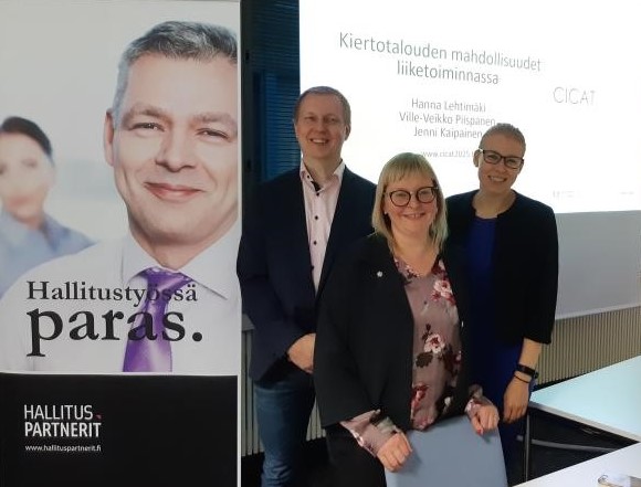 Jenni ja kaksi professoria koulutustapahtumassa.