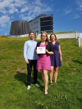 Jenni ja kaksi professoria Kampusareenan edessä.