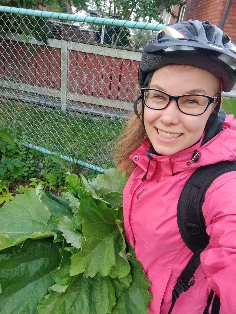 Jenni raparperipuskan ääressä.