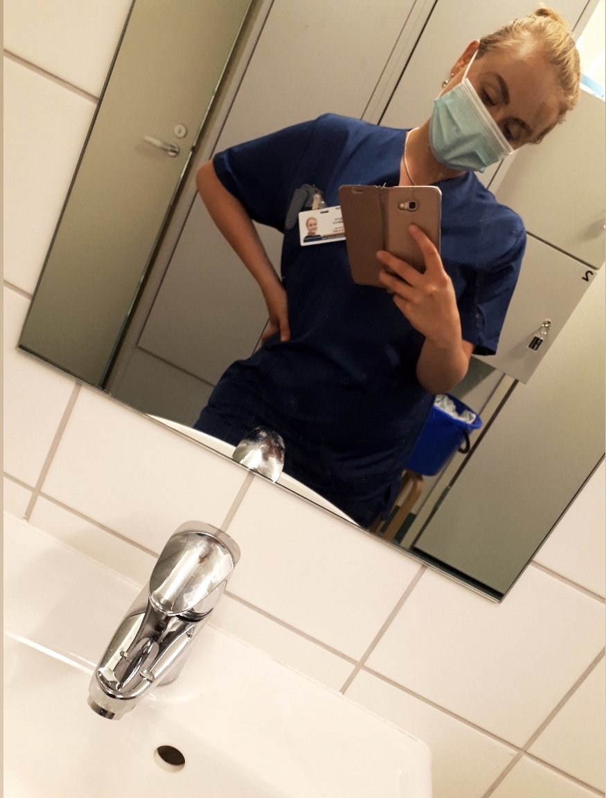 Reetta työasussaan.