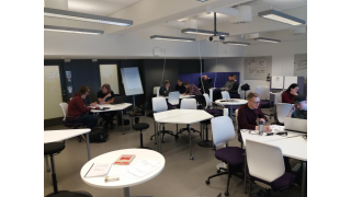 Opiskelijoita luokassa