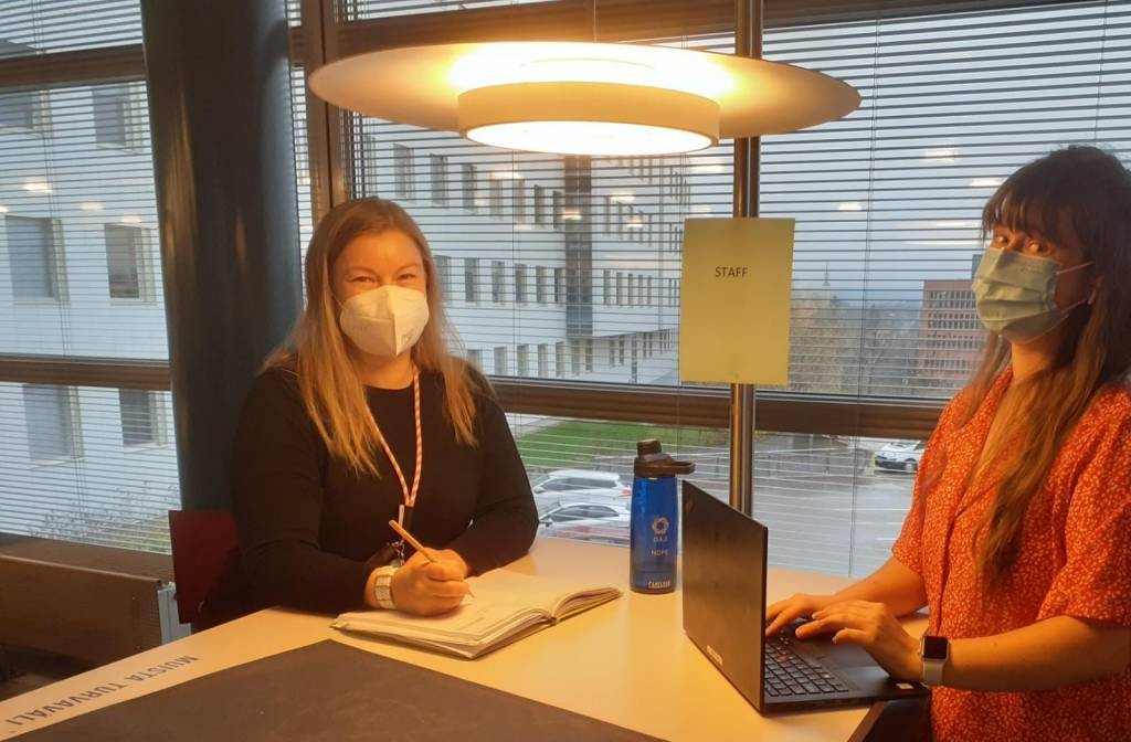 Kuva, jossa kaksi opettajaa ovat pöydän ääressä suunnittelemassa.